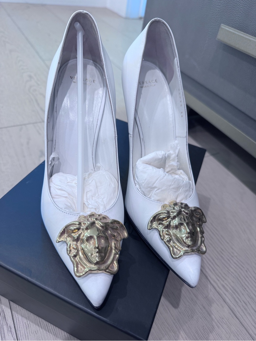 Authentic Versace White Leather Pumps with Gold Medusa DECOLLETE VITELLINO 38 - Picture 3 of 16